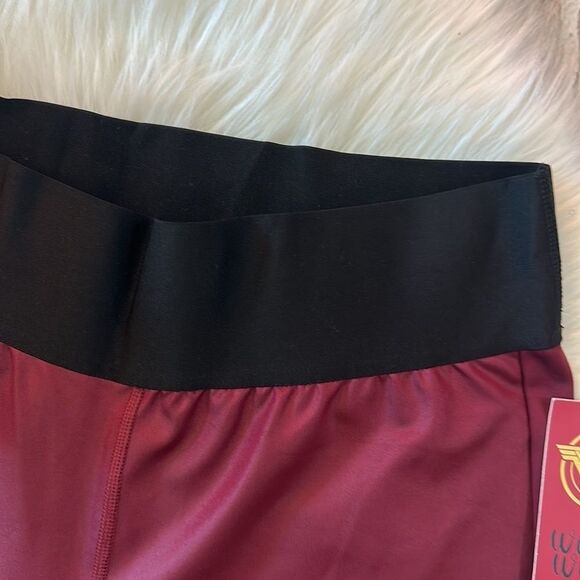 Wonder Woman Her Universe Capri Leggings - Picture 3 of 5